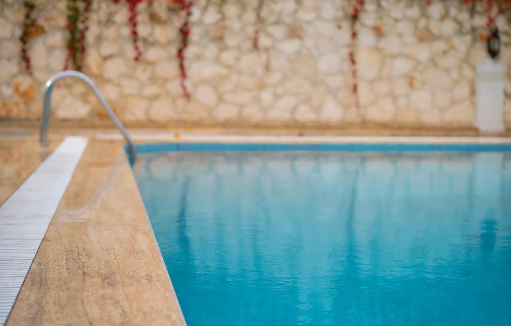 arena en el fondo de piscina